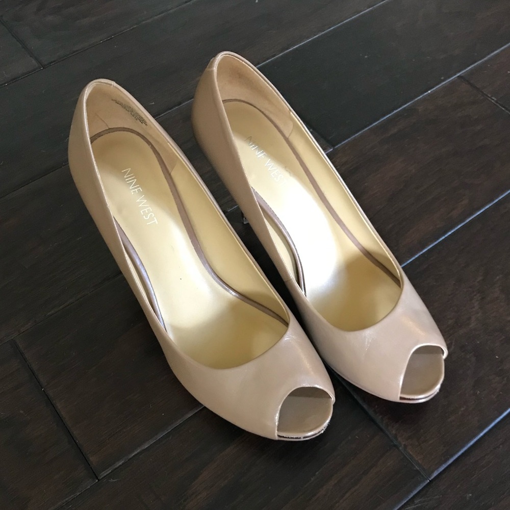 Nine West nude tan Kelsyo peep toe heels size 8